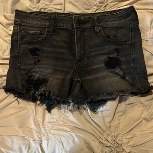 AMERICAN EAGLE SUPER STRETCH MIDI BLACK DISTRESSED DENIM SHORTS